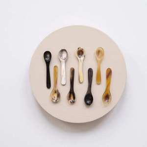 Cuchara de cuerno natural hecha a mano de calidad premium, accesorio decorativo de cocina para servir comida y ensalada, disponible para la venta. - Product Image 3