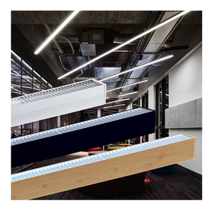 إضاءة خطية LED داخلية حديثة بتصميم مخصص 1.2 متر 4 أقدام، إضاءة معلقة للمكتب قابلة للربط، قابلة للتعتيم 0/1-10 فولت، تصنيف IP40 - Product Image 1