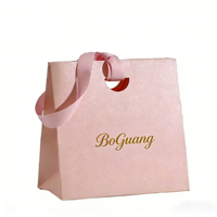 Expédition immédiate Petites commandes acceptées Logo personnalisé Impression numérique Revêtement UV blanc Poignée en ruban Couleur unie Portable pour desserts