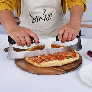Cuchillo Cortador de <span class=keywords><strong>Pizza</strong></span> Profesional de Acero Inoxidable en Forma de Media <span class=keywords><strong>Luna</strong></span> para Rebanar <span class=keywords><strong>Pizza</strong></span> y Pan con Mango Cómodo para Hornear - Product Image 4