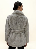 Manteau pour femme en fausse fourrure de vison gris argenté de luxe |   Design ajusté à col en V avec ceinture à nouer |   Pull en tricot doux et élégant à poils longs et duveteux