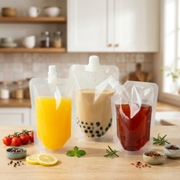 Transparante plastic staande zak met tuit, lekvrij, draagbaar, voor vloeistofopslag, geschikt voor fruitsap, koffie, dranken, en monsters.