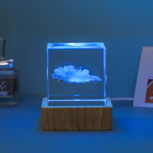 Regalo Creativo Moderno Cubo LED in Vetro Quadrato con Base Colorata per Soggiorno, Ufficio, Scrivania, Ornamento da Tavolo - Product Image 5