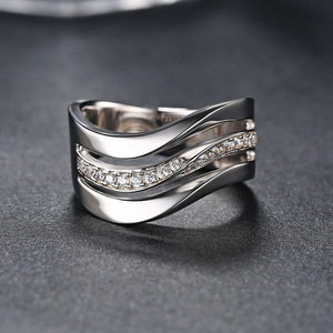 Anello a Tre Onde per Donne, Accessorio Minimalista e Alla Moda per Feste, Regalo - Product Image 1