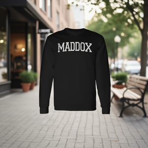 T-shirt a maniche lunghe Maddox, nero classico, con design personalizzato con nome - Product Image 3