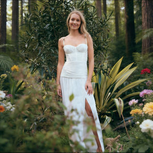 Vestido largo de noche elegante con tirantes finos, corsé blanco y abertura alta para mujer - Product Image 1