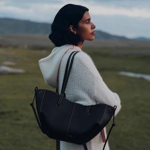 Bolso de hombro impermeable de PU para mujer, de marca de diseñador, color caramelo, informal, para la playa, de alta calidad, gran capacidad, multiusos. - Product Image 3