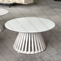 Table basse ronde en bois massif de style nordique avec base à lattes – Vente en gros et location pour événements – Table d'appoint
