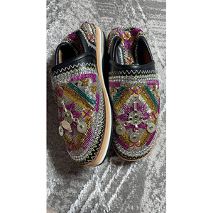 Babuchas artesanales marroquíes Aouge, cosidas a mano con diseño bereber, de cuero, para uso unisex en interiores y exteriores. - Product Image 2