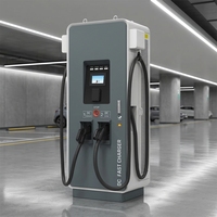 Borne de recharge rapide DC au sol 60 kW 120 kW 180 kW avec poteaux de guidage lumineux et pistolets de recharge CCS2 GBT CHAdeMO