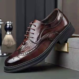 Chaussures habillées en cuir noir pour hommes, style britannique, décontractées, grande taille, à bout pointu, pour soirée, affaires et mariage - Product Image 1