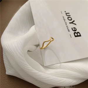 Bague élégante en acier inoxydable en forme de vague pour femmes |   Bague tendance plaquée or |   Style minimaliste pour un usage quotidien - Product Image 4
