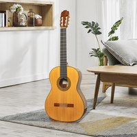 Guitare Flamenco Negra de style Reyes, fabriquée à la main, avec table en épicéa massif, dos et éclisses en palissandre de Madagascar, finition française.