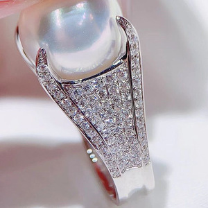 Anello da Donna in Stile Barocco con Zirconi e Perle Imitate, Elegante Gioiello Impilabile per Feste e Uso Quotidiano - Product Image 4