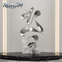 Sculpture en acier inoxydable abstraite en forme de ruban serpentin, base en marbre moderne, poli miroir, H180cm, forgée à la main, RUNJIN