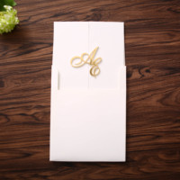 Invitation de mariage de livret à deux volets à couverture rigide de luxe personnalisée avec kit d'enveloppe à boucle monogramme en acrylique miroir doré 3D
