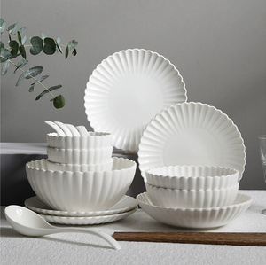 Juego de Vajilla de Porcelana Blanca Acanalada, Ecológica y Duradera, Platos, Tazones y Cucharas Acanalados, Utensilios de Cocina Modernos y Minimalistas - Product Image 1