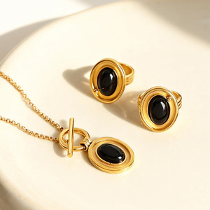 طقم قلادة وخاتم من الفولاذ المقاوم للصدأ مطلي بالذهب عيار 18 قيراط غير قابل للصدأ، تصميم كلاسيكي أنيق، هدية عصرية للنساء - Product Image 3