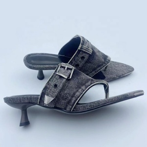 Sandalias de tacón bajo de mezclilla para mujer con punta abierta, tiras con hebilla, estilo tanga, para vestir, de verano, con punta en pico, tipo mules - Product Image 5