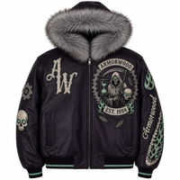 Blouson aviateur bomber personnalisé en cuir pleine fleur avec capuche en fourrure, patchs gothiques appliqués et garniture en strass pour marque streetwear