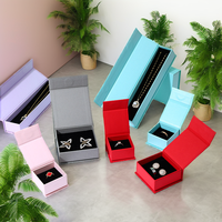 Maßgefertigte Magnetische Schmuck-Geschenkbox Klappdeckel Starre Kartonbox für Ringe, Ohrringe und Halsketten mit Samteinlage Großhandel
