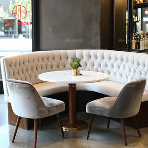 Meubles de restaurant de luxe, tables rondes en marbre, supports en métal doré et fauteuils en velours crème pour café et salle à manger - Product Image 2