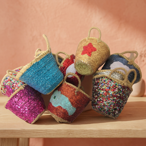Cesta de Almacenamiento de Paja Hecha a Mano con Dos Asas, Diseño Decorativo con Lentejuelas Coloridas, Artesanía Natural para el Hogar, Año Nuevo Chino - Product Image 1