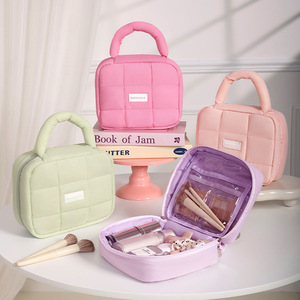 <span class=keywords><strong>Borsa</strong></span> per il Trucco Trapuntata con Logo Personalizzato e Manico, <span class=keywords><strong>Organizer</strong></span> Cosmetico da Viaggio Portatile per Donne con Tasca Interna Trasparente - Product Image 1