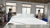 Parure de lit d'hôpital de luxe 5 étoiles en coton 100% tissé 300T durable, draps plats blancs, taies d'oreiller et housse de couette personnalisables avec logo