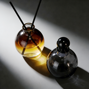 Vase à parfum sphérique en verre de 150 ml à <span class=keywords><strong>prix</strong></span> compétitif avec bouchon boule noir pour la décoration intérieure et la personnalisation - Product Image 3