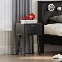 Ensemble de 2 tables de chevet convertibles, petites tables d'appoint avec portes cannelées, design moderne du milieu du siècle, pour les petits espaces de chambre à coucher