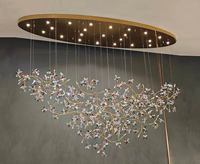 Projet intérieur professionnel sur mesure, lustre luxueux avec fleurs en cristal arc-en-ciel, lustre de villa