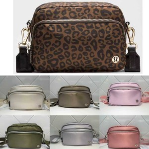 <span class=keywords><strong>Bolso</strong></span> <span class=keywords><strong>Bandolera</strong></span> Multicompartimentos para Hombre, de Nailon, Ligero, Casual, <span class=keywords><strong>Mediano</strong></span>, Cuadrado, con Correa Cruzada, Estampado de Leopardo, Suave - Product Image 1