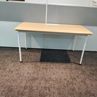 Table de formation de bureau moderne et robuste avec structure métallique durable, bureau rectangulaire réglable en hauteur pour la formation en entreprise