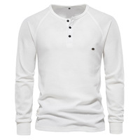 Vente en gros de T-shirts Henley personnalisés pour hommes en polycoton uni, tricot gaufré 300 GSM, manches longues, épaules tombantes, anti-boulochage, OEM ODM, marque privée