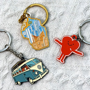 Nuovo Portachiavi a Moschettone in Acciaio Inox con Design Cartoon, Logo Personalizzabile, Forma di Cuore Rosso - Product Image 3