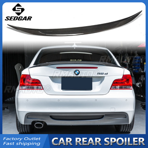 สปอยเลอร์หลังทรง P สีดำเงาและลายคาร์บอนพิมพ์ ABS สำหรับรถยนต์ BMW ซีรีส์ 1 E82 1M Coupe ปี 2007 - 2013 - Product Image 1