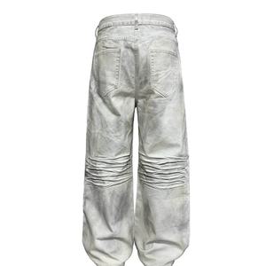 Jeans droits en denim blanc vieilli, teint et délavé, style streetwear vintage pour homme, avec plis et moustaches pressés - Product Image 5