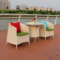 Ensemble de meubles de patio en rotin blanc minimaliste moderne et mobile pour l'extérieur, composé de cinq pièces, avec table en plastique et chaises à dossier.