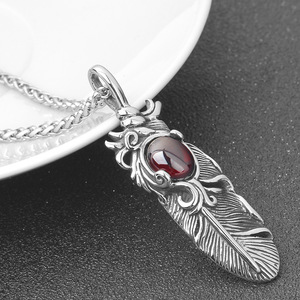Colgante de acero inoxidable con diseño de pluma y bisel de piedra preciosa roja para hombre, collar de moda. - Product Image 2