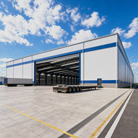 Bâtiment d'entrepôt moderne à structure en acier à travée libre, atelier de fabrication de composants, hangar d'usine à intérieur clair