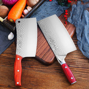 Un nuevo juego de cinco cuchillos de cocina modernos, que incluyen cuchillos para rebanar con acabado martillado, vendidos en una exhibición en vivo. - Product Image 4