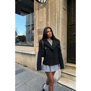 Chaqueta de Piel de Oveja Negra de Doble Botonadura para Otoño/Invierno, Ligera, con Relleno de Poliéster, Forro de Spandex, Diseño Sólido, Corta - Product Image 5