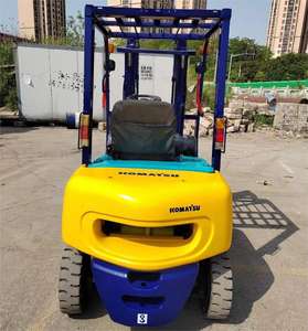 Montacargas Komatsu FD25 Usado, Diésel, con Desplazador Lateral Hidráulico, Mástil de 2 Etapas, Capacidad de 2.5-5 Toneladas - Product Image 3