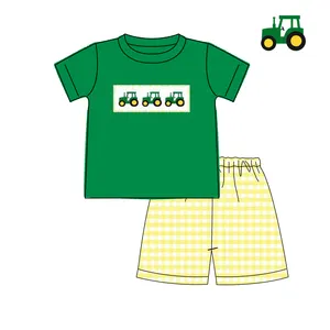 บูติกโลโก้ที่กำหนดเองเด็กผู้ชายเสื้อยืดการ์ตูนกับกางเกงขาสั้นตารางสีเหลืองและสีขาว