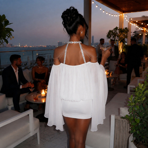 Robe de soirée mini moulante blanche en mousseline à col licou, sans manches, taille naturelle, avec strass et superposition transparente, idéale pour l'été et la plage - Product Image 2