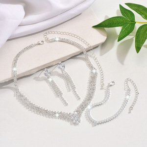 Exquisito y Minimalista Juego de Collar y Pendientes para Novias, Accesorios de Boda - Product Image 5