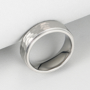 Anello <span class=keywords><strong>in</strong></span> <span class=keywords><strong>acciaio</strong></span> inossidabile <span class=keywords><strong>chirurgico</strong></span> martellato Color argento largo 8mm per uomo donna semplice fede nuziale di fidanzamento semplice - Product Image 5