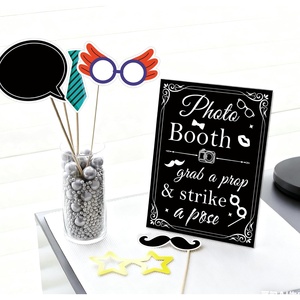 Panneau personnalisé pour photomaton avec support, kit d'accessoires pour photomaton, lèvres amusantes, lunettes, chapeaux pour décorations de mariage, de remise de diplôme, de bal de promo et de fête - Product Image 3