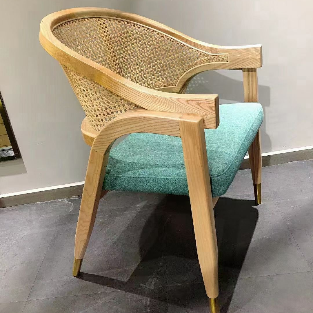 Простой современный обеденный стул из ротанга с рамой из массива дерева для отеля ресторана